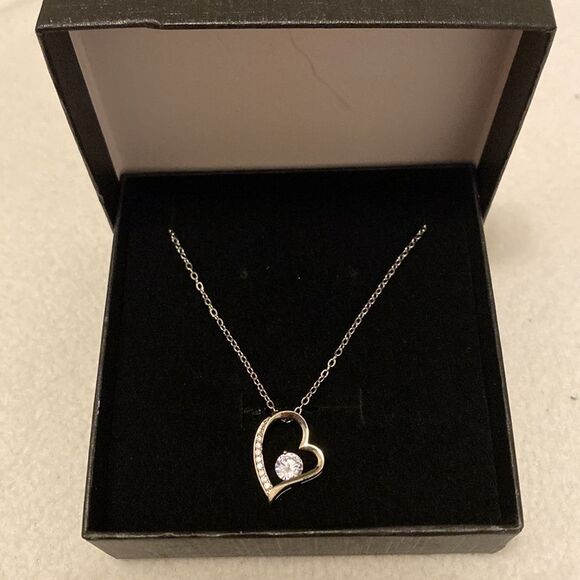 Elegant Heart Pendant Necklace in Silver - Picture 1 of 2